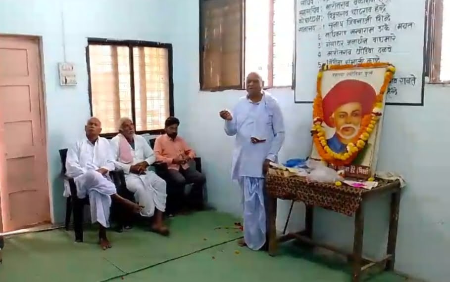 क्रांतिसूर्य महात्मा ज्योतिबा फुले यांचे विचार आजच्या पिढीने अंगेकारावे :- सेवानिवृत्त शिक्षक अक्कलवाड सर…<br />👉🏻शहरात महात्मा फुलें यांची पुण्यतिथी साजरी… 2 IMG 20231128 160407