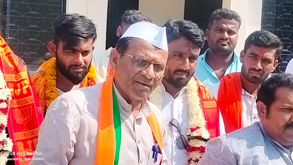 हदगाव शहरात जाती पातीला फाटा देत भाजपाचा पक्षप्रवेश सोहळा मोठ्या थाटात संपन्न:- सुधाकर भोयर<br />👉🏻शासकीय विश्रामग्रह येथे असंख्य युवा सैनिकांचा भाजपात प्रवेश… 2 Picsart 23 11 20 13 30 44 238