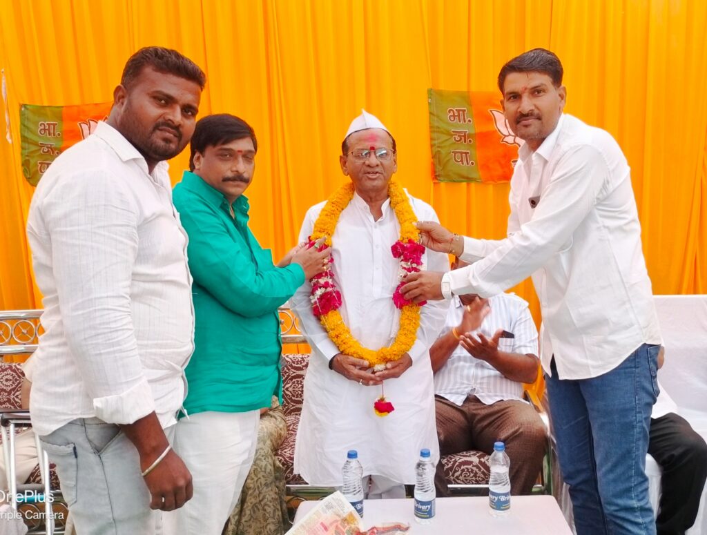 काँग्रेसच्या नऊ ग्रामपंचायत सदस्यां सह असंख्य कार्यकर्त्यांचा भाजपात प्रवेश :- जिल्हाध्यक्ष सुधाकर भोयर<br />👉🏻हिमायतनगर शहरात भाजपा पक्ष प्रवेश सोहळा व पदाधिकारी निवडीचा कार्यक्रम थाटात संपन्न…. 2 Picsart 23 11 23 17 41 18 061