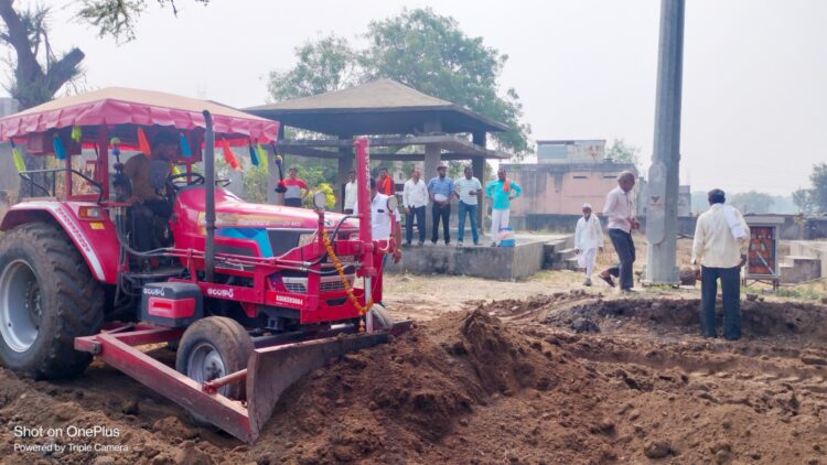 हिमायतनगर शहरातील वैकुंठ स्मशान भूमीच्या सुशोभीकरणाचे काम कमिटीकडून श्रमदानातून सुरू<br />👉🏻 सर्व गावकरी व लोक प्रतिनिधीच्या मदतीने स्मशानभूमीचा कायापालट करू :- अध्यक्ष शाम ढगे… 1 Picsart 23 11 26 16 27 25 205