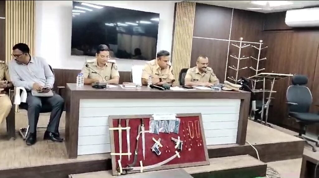 पोलीस स्टेशन नांदेड ग्रामीणचे गुन्हेशोध पथकाकडून दोन अग्नीशस्त्रे व हत्यारे जप्तकरुन इतर चार गुन्हे उघड 3,25,000/- रुपयाचा मुद्देमाल जप्त 2 image editor output image1168291867 1701340887919