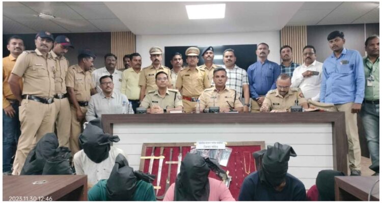 पोलीस स्टेशन नांदेड ग्रामीणचे गुन्हेशोध पथकाकडून दोन अग्नीशस्त्रे व हत्यारे जप्तकरुन इतर चार गुन्हे उघड 3,25,000/- रुपयाचा मुद्देमाल जप्त 1 image editor output image1256026362 1701340858178