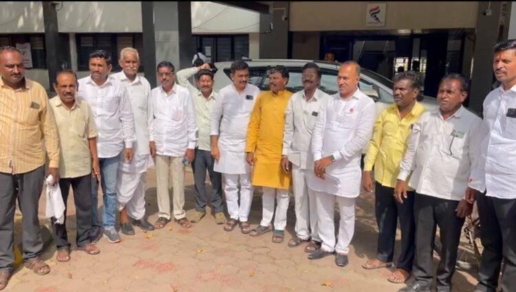 ऊस उत्पादक शेतकऱ्यांचे ऊस दरांच्या व ईतर मागण्यांसाठी जिल्हाधिकाऱ्यांना दिले निवेदन 1 image editor output image1452434448 1700817741764