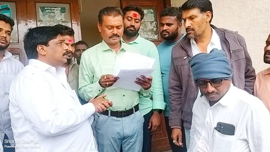 हिमायतनगर/हदगाव तालुक्यातील वातावरणात झालेल्या बदलामुळे शेतकऱ्यांच्या नुकसानीचे सरसकट पंचनामे करून नुकसान भरपाई द्या<br />👉🏻हिमायतनगर भाजपाची तहसिलदारा कडे मागणी…. 3 Picsart 23 12 07 14 06 12 635
