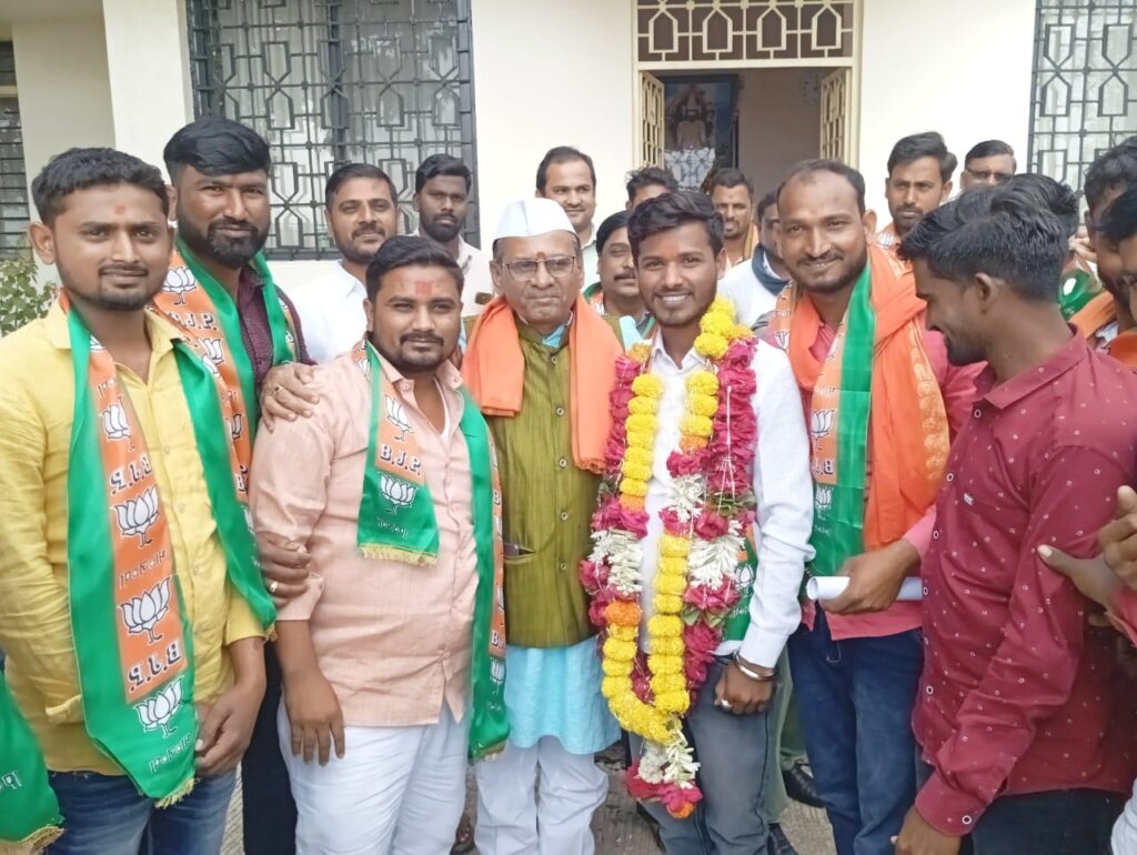 विकासाच्या राजकारणामुळे भाजपाला हिमायतनगर तालुक्यांतील जनतेचे समर्थन- सुधाकर भोयर…<br>👉🏻सवणा (ज) येथील असंख्य कार्यकर्त्यांचा भाजपात प्रवेश…!<br>- हिमायतनगर तालुक्यात भाजपाची ताकत वाढली…. 3 Picsart 23 12 08 16 40 58 512