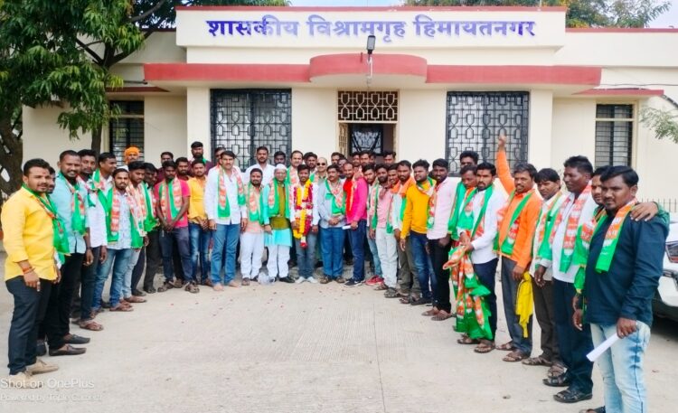 विकासाच्या राजकारणामुळे भाजपाला हिमायतनगर तालुक्यांतील जनतेचे समर्थन- सुधाकर भोयर…<br>👉🏻सवणा (ज) येथील असंख्य कार्यकर्त्यांचा भाजपात प्रवेश…!<br>- हिमायतनगर तालुक्यात भाजपाची ताकत वाढली…. 1 Picsart 23 12 08 16 41 46 075