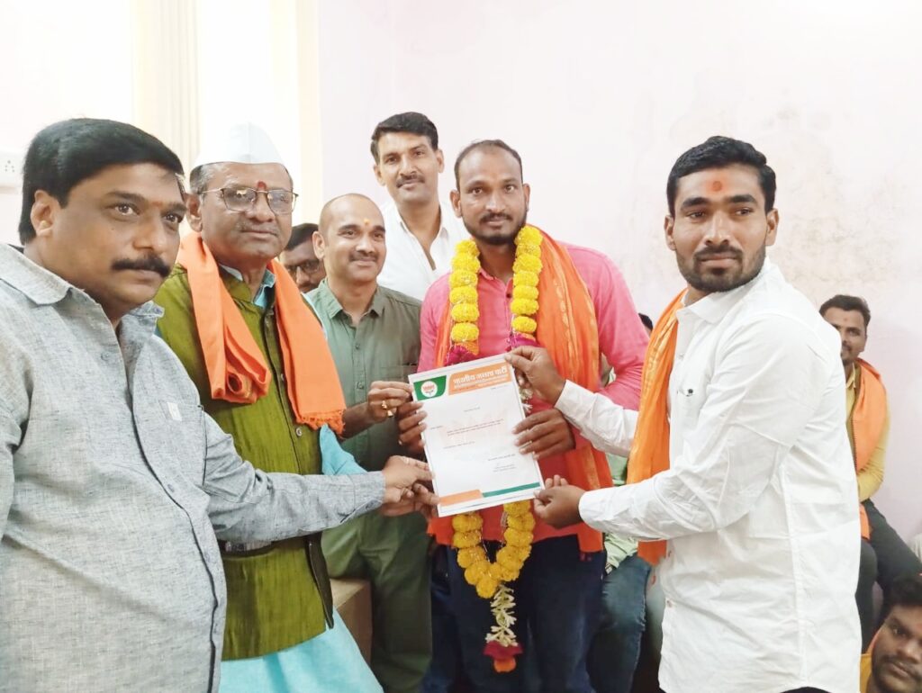 विकासाच्या राजकारणामुळे भाजपाला हिमायतनगर तालुक्यांतील जनतेचे समर्थन- सुधाकर भोयर…<br>👉🏻सवणा (ज) येथील असंख्य कार्यकर्त्यांचा भाजपात प्रवेश…!<br>- हिमायतनगर तालुक्यात भाजपाची ताकत वाढली…. 4 Picsart 23 12 08 16 42 55 937
