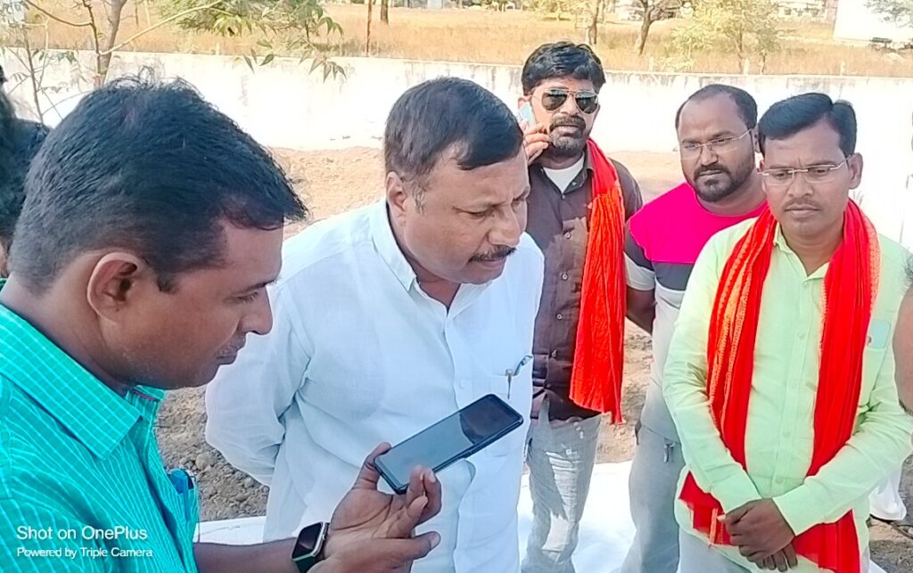 हिमायतनगर येथील वैकुंठधाम स्मशान भूमीच्या विकासासाठी 1 कोटी रुपये देण्याचे खासदार हेमंत पाटील यांचे आश्वासन…<br>- बाबुराव कोहळीकर यांची स्मशानभूमीला भेट…. 2 Picsart 23 12 09 17 04 18 498