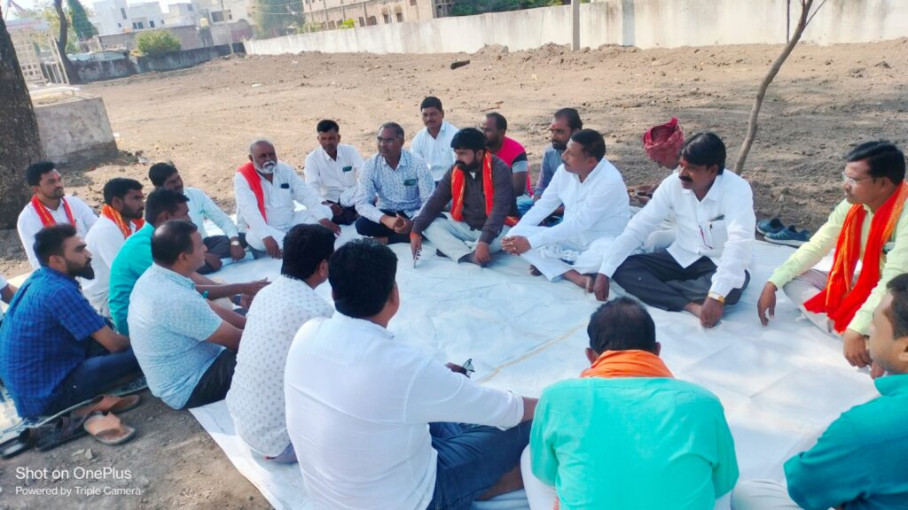 हिमायतनगर येथील वैकुंठधाम स्मशान भूमीच्या विकासासाठी 1 कोटी रुपये देण्याचे खासदार हेमंत पाटील यांचे आश्वासन…<br>- बाबुराव कोहळीकर यांची स्मशानभूमीला भेट…. 3 Picsart 23 12 09 17 04 48 393