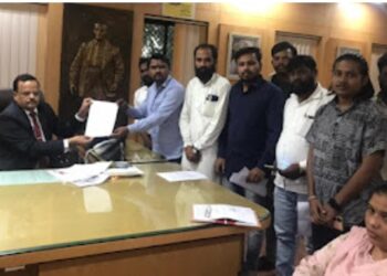 अभिवादन करण्यास मज्जाव करणाऱ्या उपकुलसचिव विष्णू कऱ्हाळे ना निलंबित करा ; आंबेडकरी विद्यार्थी संघटनांची कुलगुरूंकडे मागणी 1 image editor output image 1234441310 1701961987987