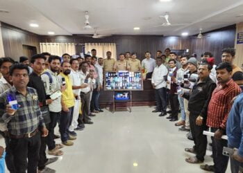 नांदेड जिल्हयातील मोबाईल मिसींग मधील 13,54,900/- रूपयाचे 102 अँड्रॉईड मोबाईल हस्तगत सायबर पोलीस स्टेशनची कार्यवाही 4 image editor output image 1263183495 1702980795635