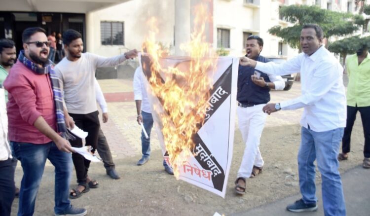 अजित पवार यांनी पि. एचडी संशोधक विद्यार्थ्यांसंदर्भात बेजबाबदार व आक्षेपार्ह वक्तव्य केल्याचा जाहिर निषेध 1 image editor output image 1696976055 1702476504361