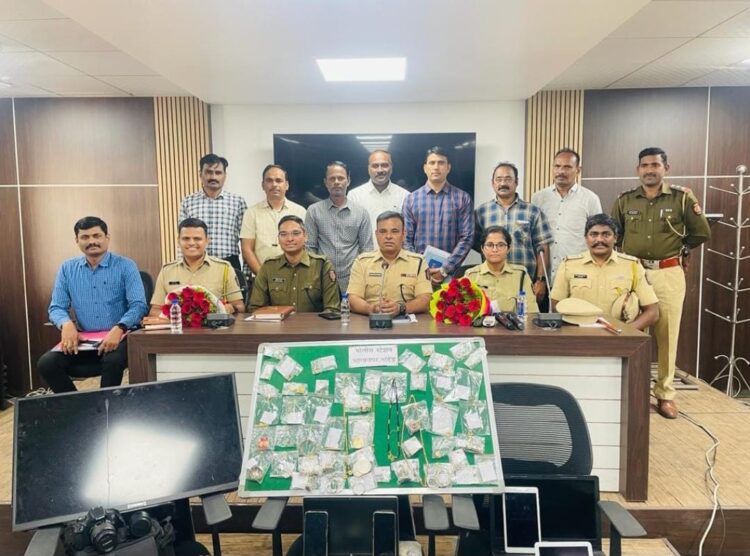 पोलीस स्टेशन भाग्यनगर, नांदेड हदीत 12 घर फोडी करणा-या सराईत आरोपीस अटक करुन त्यांचे कडुन 35 तोळे सोने, 500 ग्रॅम चांदी व इतर साहीत्य असा एकुण 25,65000/-रुपयाचा मुद्देमाल केला जप्त. 1 image editor output image 2071070336 1703501258192