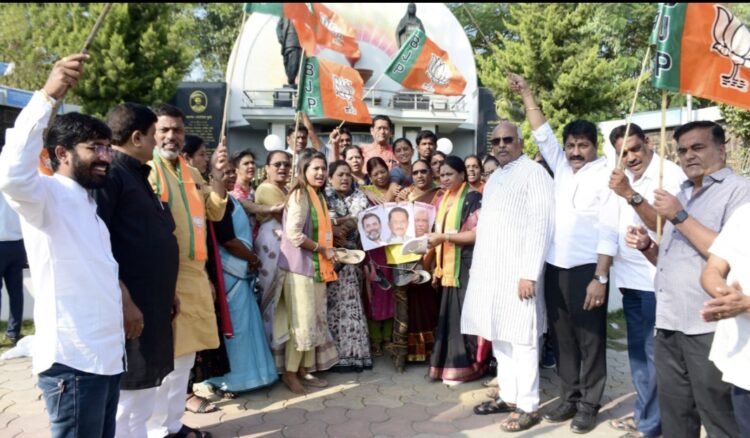 <em>तीनशे कोटीहून अधिक रुपयाचा भ्रष्टाचार करणारे काँग्रेसचे खा. धिरज शाहू यांच्या निषेधार्थ नांदेडमध्ये भाजपा महिला मोर्चाच्या वतीने जोडे मारो आंदोलन</em> 1 image editor output image217581190 1702278255625