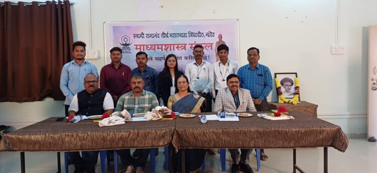 स्वामी रामानंद तीर्थ मराठवाडा विद्यापीठाच्या माध्यमशास्त्र संकुलात 'दर्पण दिन' साजरा 1 IMG 20240106 WA0030