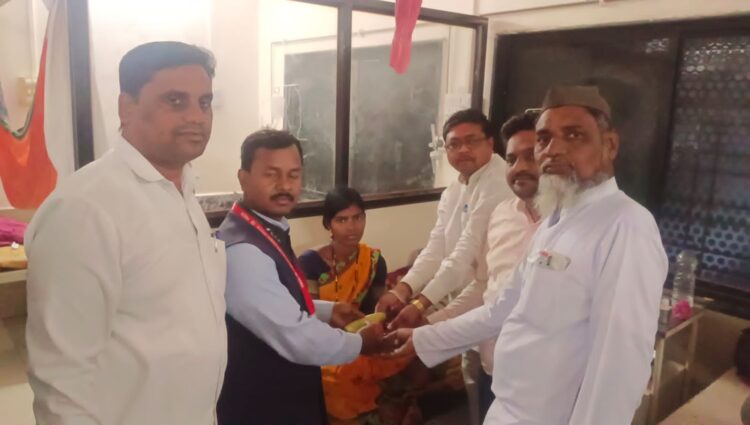 हिमायतनगर ग्रामीण रुग्णालयात दर्पणकार बाळशास्त्री जांभेकर यांच्या जयंतीनिमित्त रुग्णाला फळाचे वाटप… 1 IMG 20240107 WA0007