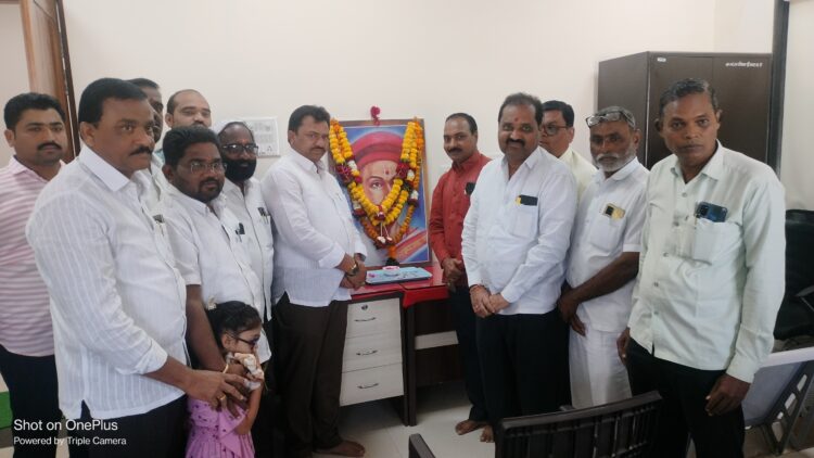 आमदार साहेबांशी चर्चा करून हिमायतनगर शहरातील पत्रकार बांधवांना पत्रकार भवन उभारून देऊ:- रफिक भाई<br />👉🏻सामाजिक कार्यकर्ते रफिक भाई यांच्याकडून पत्रकारांचा सन्मान… 1 IMG20240107125501