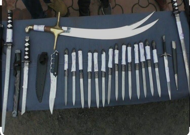 जुगार अडडा चालविण्याऱ्या मालकाकडुन 3 तलवारी व एक खंजर जप्त : सहाय्यक पोलीस अधिक्षक, नांदेड शहर किरितिका सी.एम. यांची कार्यवाही 1 image editor output image 2091811785 1704871130346