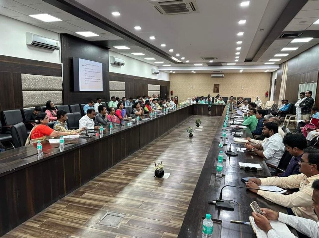 <em>महासंस्कृती महोत्सवाला लोकाभिमूखतेची जोड देण्यासाठी जिल्हा प्रशासन कटिबद्ध</em> - जिल्हाधिकारी अभिजीत राऊत 3 image editor output image 834662161 17047208303497118985152675073104