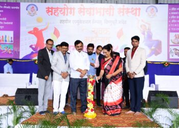 विद्यार्थ्यांनी अहंकार बाजुला ठेवून स्पर्धेला सामोरे जावे<br />सहयोगच्या युवक महोत्सवात डॉ.संतुकराव हंबर्डे यांचे आवाहन 3 image editor output image566797244 1706015873538