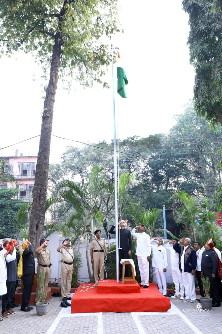 <em>भारतीय प्रजासत्ताक दिनाचा 74 व्या वर्धापनदिना निमित्त महापालिकेत मनपा आयुक्त तथा प्रशासक डॉ.महेशकुमार डोईफोडे यांच्या हस्ते ध्वजारोहण संपन्न</em> 1 image editor output image952198359 1706273992566