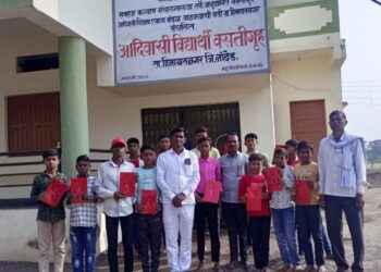 हिमायतनगर काँग्रेस अनुसुचित जाती विभागाचा अनोखा उपक्रम आ.माधवराव पाटील जवळगावकराच्या वाढदिवसानिमित्त वस्तीगृहातील विद्यार्थींना शालेय साहित्य वाटप 5 image editor output image953121880 1706278362772