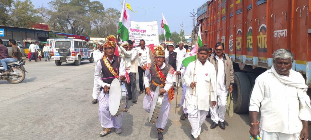 विविध मागण्यासाठी शेतकऱ्यांचा मोर्चा उपजिल्हाधिकारी कार्यालयावर धडकला 2 img 20240118 wa00437903855399874381365