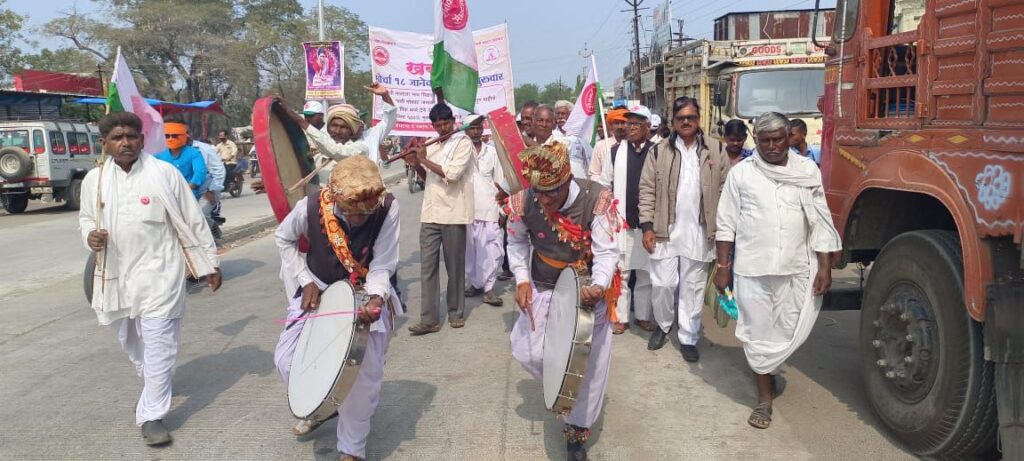 विविध मागण्यासाठी शेतकऱ्यांचा मोर्चा उपजिल्हाधिकारी कार्यालयावर धडकला 3 img 20240118 wa00462409083968136559452