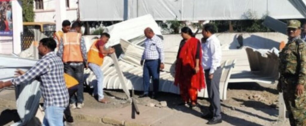 विमानतळ समोरील अतिक्रमणावर जेसीबी फिरवला ! न्यू हायस्कूलच्या तक्रारीवरून मनपाची धडक कारवाई !! 1 img 20240115 2318056654172985920480283