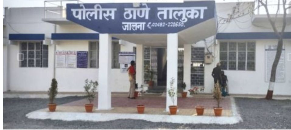 जालना हॉस्पिटलजवळ<br />मध्यरात्री युवकाला कमरेच्या पट्ट्याने मारहाण ! मैत्रीणीच्या मदतीला धावून जाणाऱ्या युवकावर तिघांचा हल्ला !! 1 img 20240122 2300168472158316627431543