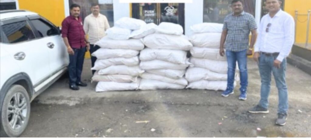 किया सेल्टोस कारमध्ये तब्बल ३६ गोण्या गुटखा पकडला ! सोलापूर धुळे रोडने चितेपिंपळगावकडून येणाऱ्या सुसाट कारचा पाठलाग करून गांधेली फाट्याजवळ पकडले !! 1 img 20240123 1914377343134054794996683