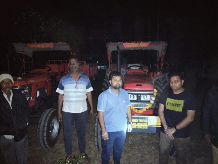 हिमायतनगर तालुक्यात अवैध मुरूम उत्खनन करणाऱ्या दोन ट्रॅक्टर सह जे.सो.बी. वर महसूल प्रशासनाची कारवाई 1 IMG 20240215 WA0031