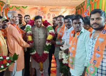 खा .अशोक चव्हाण यांच्या उपस्थितीत माजी नगरसेवक संजय आऊलवार यांच्या सह असंख्य कार्यकर्तेचा भाजपात पक्ष प्रवेश 3 image editor output image 2122027402 1708935498560