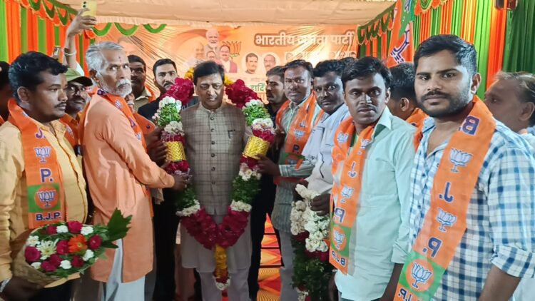 खा .अशोक चव्हाण यांच्या उपस्थितीत माजी नगरसेवक संजय आऊलवार यांच्या सह असंख्य कार्यकर्तेचा भाजपात पक्ष प्रवेश 1 image editor output image 2122027402 1708935498560