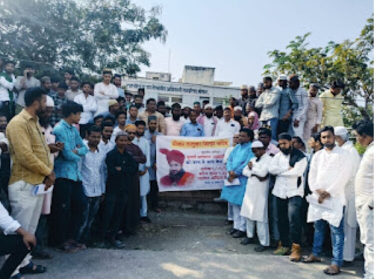 मुस्लिम धर्मगुरू मौलाना सलमान अजहरी यांच्या अटकेचा भोकर येथे विविध पक्षाच्या वतीने निषेध 1 image editor output image1041316743 1707498262774