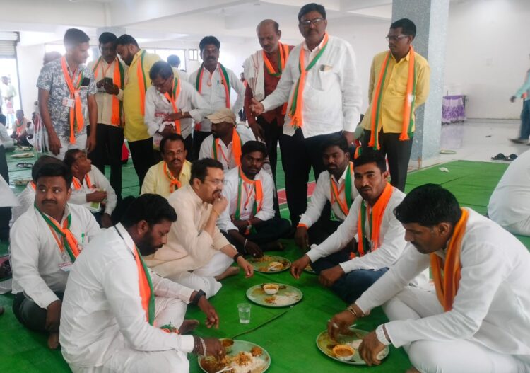 भाजपा नेते श्रीकांत पाटील यांच्या संघ विचारधारेची बूथ प्रमुखांना भुरळ ! बूथ प्रमुख व कार्यकर्त्यांच्या बैठकीत जमिनीवर बसून घेतले भोजन.. 1 IMG 20240301 WA0018
