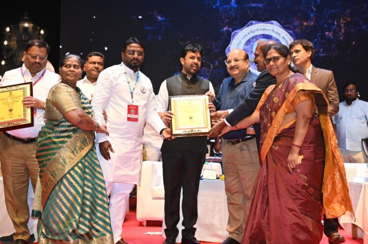 समाजकल्याणकडून देण्यात येणार्या पुरस्काराचे वितरण 1 image editor output image 1577253663 1710429393260