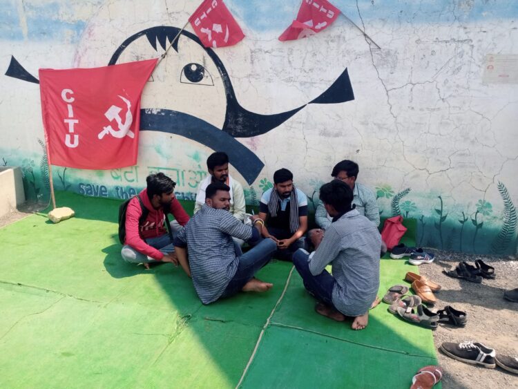 सिटू आणि डी.वाय.एफ.आय. चे समाज कल्याण कार्यालयासमोर एकदिवशीय धरणे आंदोलन 1 image editor output image 2010303820 1709734958782