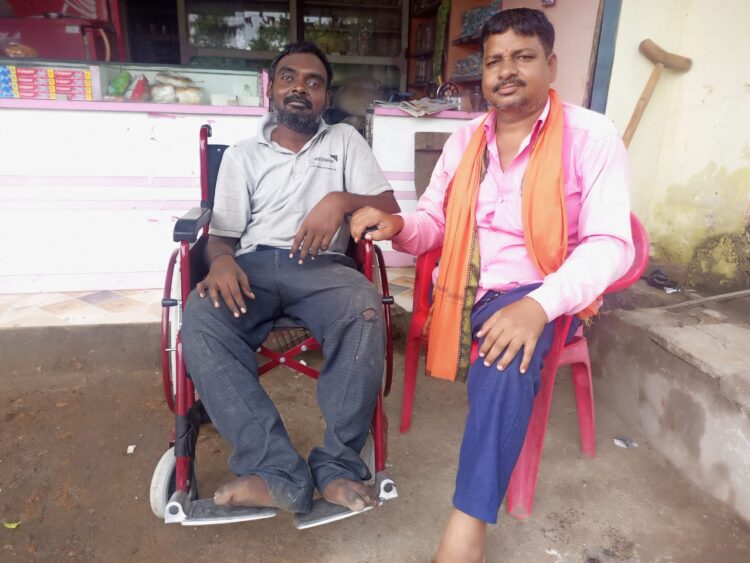 एका दिव्यांग बांधवानी दुसऱ्या दिव्यांग बांधवाला तीन चाकी व्हिलचर दिली भेट 1 image editor output image2011203881 1711009764695