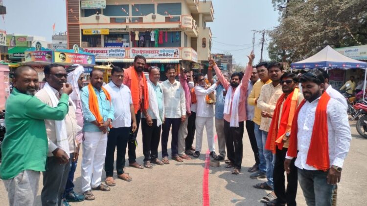 हिंगोली लोकसभेची आष्टीकर यांना उमेदवारी जाहीर होताच हिमायतनगर शहरात फटाके फोडून जल्लोष साजरा 1 image editor output image2034442003 1711550498799