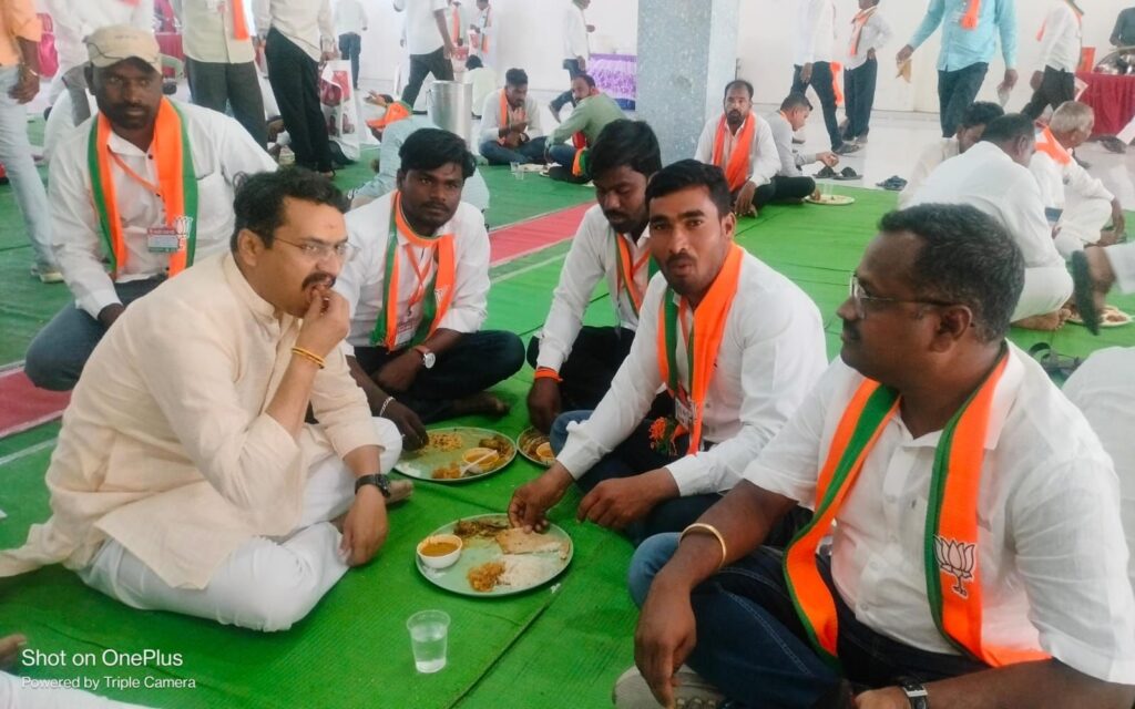 भाजपा नेते श्रीकांत पाटील यांच्या संघ विचारधारेची बूथ प्रमुखांना भुरळ ! बूथ प्रमुख व कार्यकर्त्यांच्या बैठकीत जमिनीवर बसून घेतले भोजन.. 3 img 20240301 wa00191336586084469517329