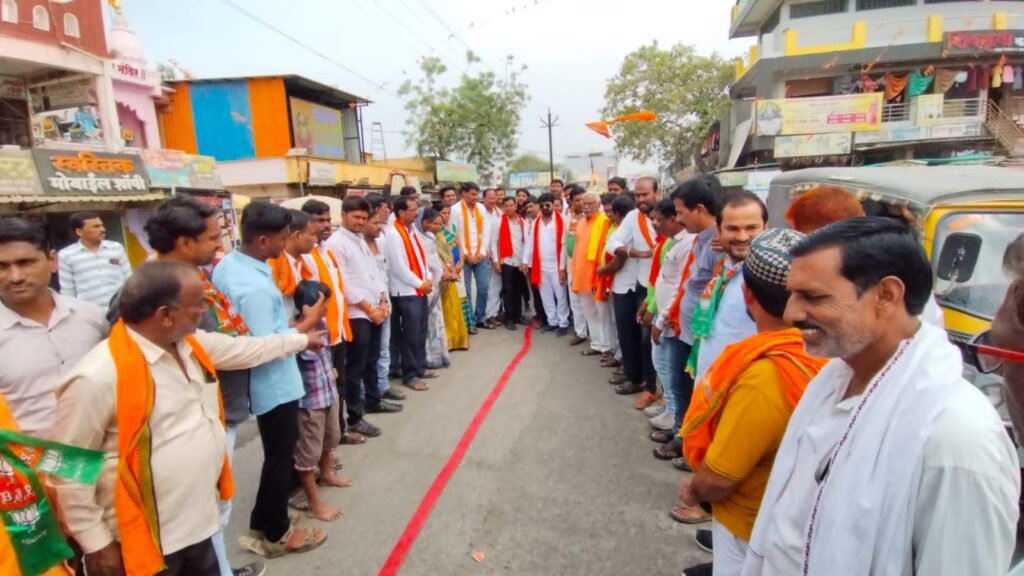हिंगोली लोकसभेची महायुतीची उमेदवारी खासदार हेमंत पाटील यांना मिळताच हिमायतनगरात कार्यकर्त्यां कडुन फटाक्यांची आतषबाजी.. 2 img 20240329 wa00283213680965698906181