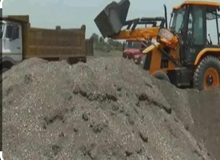 तहसील कर्मचारी निवडणूक कामात व्यस्त वाळू माफिया अवैध वाहतूक करण्यात मस्त 1 image editor output image 1972672843 1712758241301