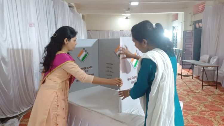 लोकसभा निवडणुकीसाठी आज नांदेड जिल्ह्यात मतदान प्रशासन सज्ज ; मोठ्या संख्येने मतदान करण्याचे आवाहन 1 image editor output image 2108604426 1714053241622