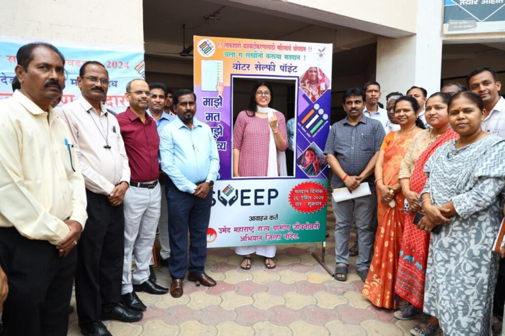 विभाग प्रमुखांच्या गाड्यावर आता मतदान जनजागृती‘सीईओ’च्या हस्ते वाहनांवर लागले स्टिकर उमेदच्या वतीने सेल्फी पॉईंट 2 image editor output image 2133716652 17135496560634464654056376078565