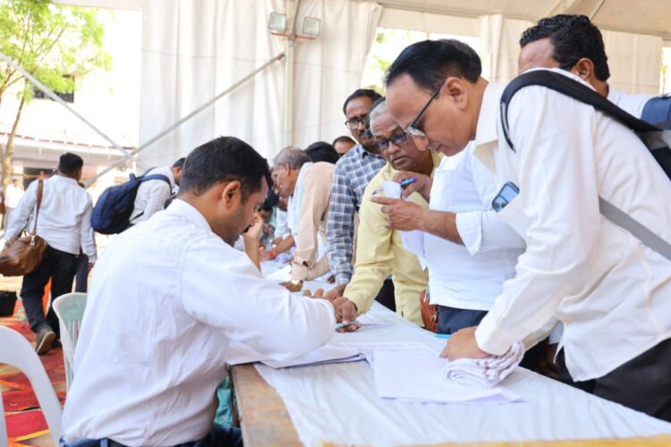 मतदान साहित्यांसह पोलिंग पार्ट्या मतदान केंद्राकडे रवाना10 हजार कर्मचारी 2062 केंद्रावर प्रक्रिया पार पाडणार मतदारांनी मतदानासाठी बाहेर पडावे जिल्हाधिकारी यांचे आवाहन 1 image editor output image2101398938 1714046656996