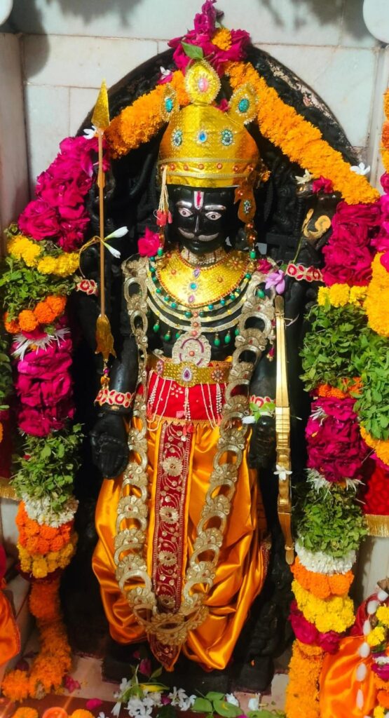 श्री परमेश्वर मंदिर येथील प्रभू श्री राम लल्लाचा देखावा पाहण्यासाठी भाविक भक्तांची गर्दी 2 img 20240417 wa00093017702201194329647