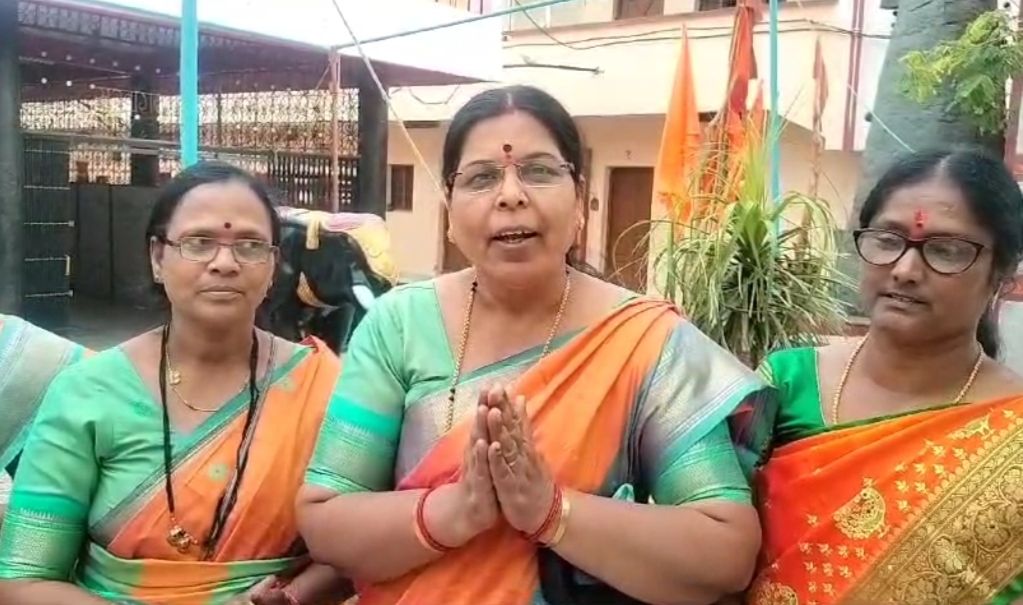 श्री परमेश्वर मंदिर येथील प्रभू श्री राम लल्लाचा देखावा पाहण्यासाठी भाविक भक्तांची गर्दी 3 img 20240417 1015516158289285111014165