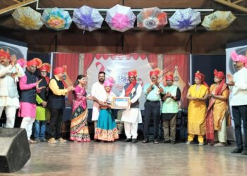 राज्यस्तरीय अक्षर संमेलनात हिमायतनगरच्या श्रीमयी सूर्यवंशीचा कूलगुरूच्या हस्ते सन्मान.. 9 IMG 20240529 WA0029