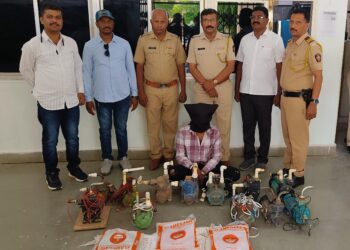 घर फोडी चोरी करणारा गुन्हेगार बारा मोटारीसह ताब्यात गुन्हयात चोरलेला माल जप्त करण्यात विमानतळ पोलीसांना यश 5 image editor output image686576383 1717063955616